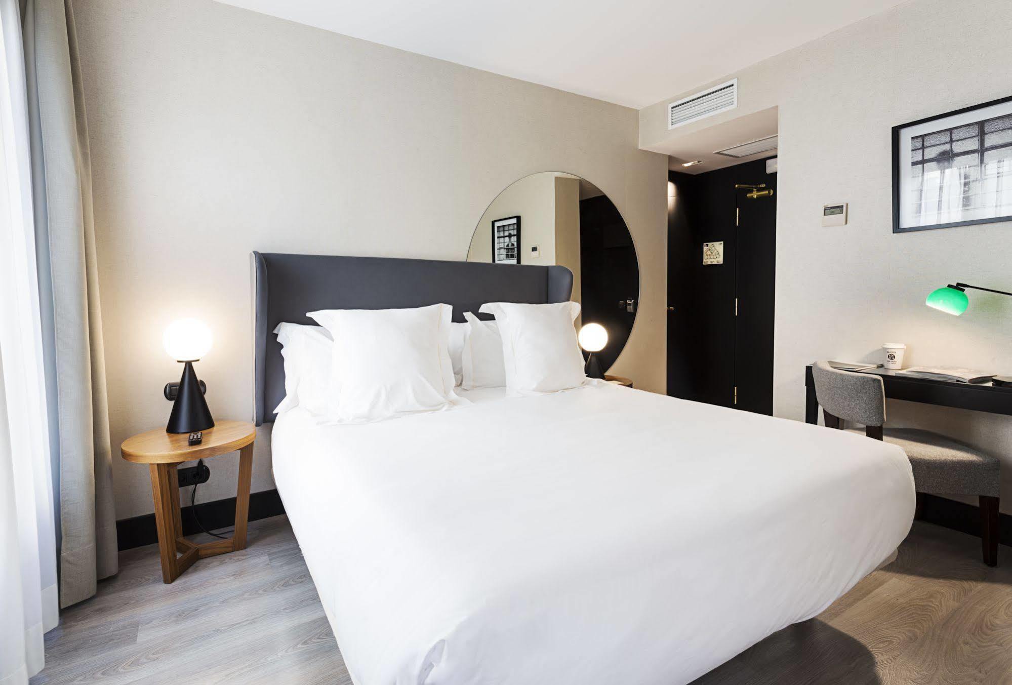 One Shot Luchana Madrid Exterior photo