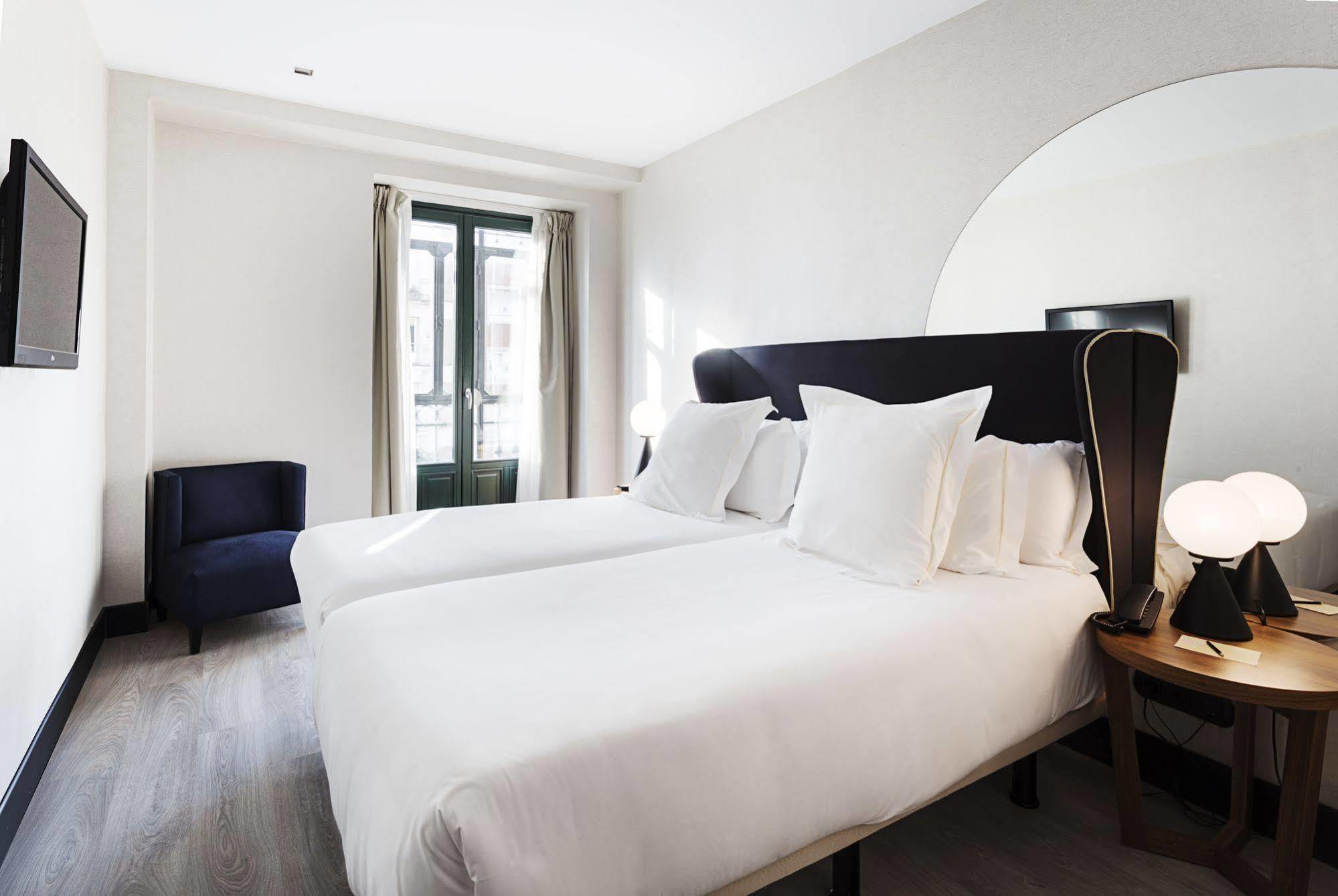One Shot Luchana Madrid Exterior photo